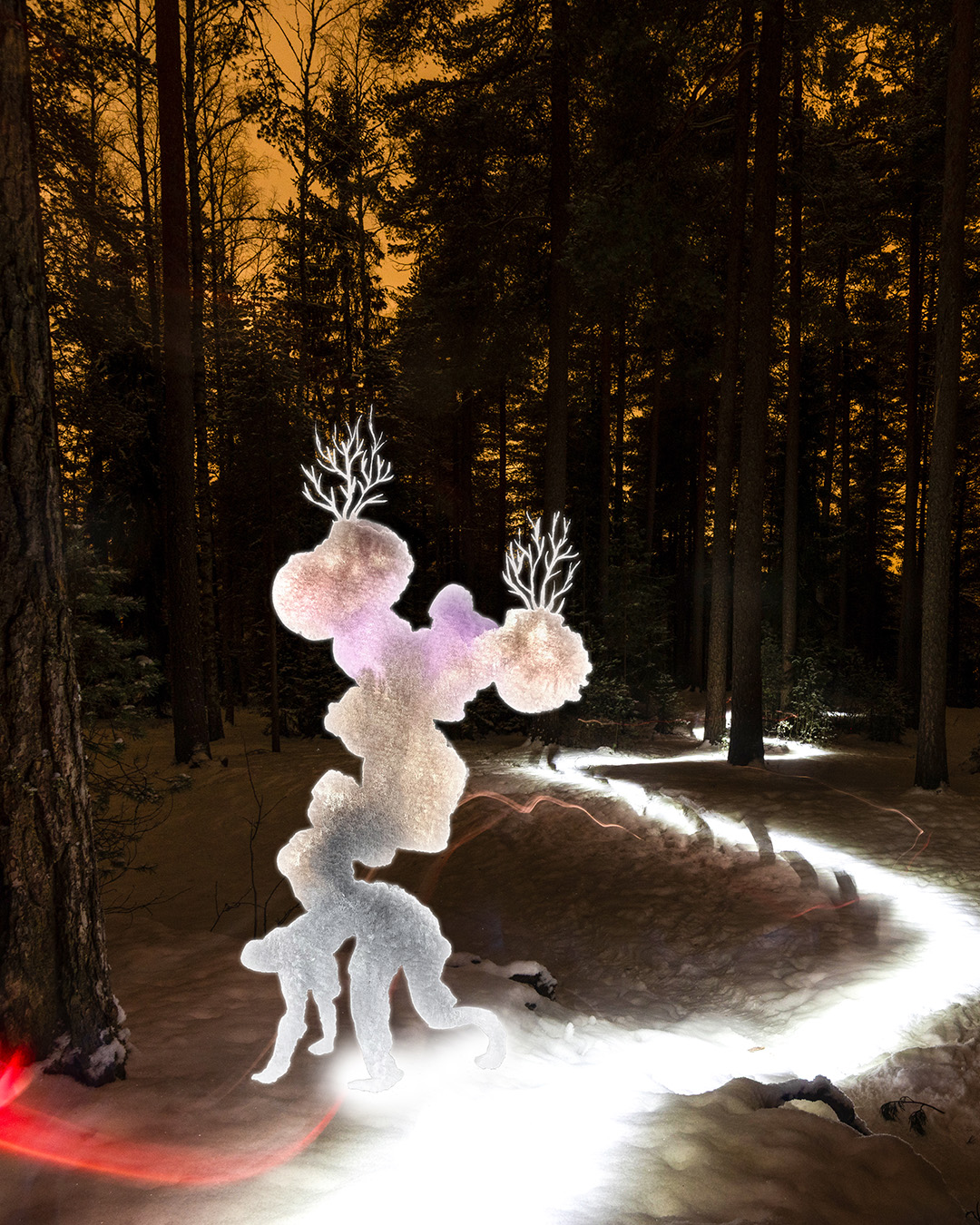 vesivärihahmo, ihminen, jonka selässä möykkymäinen kasvusto